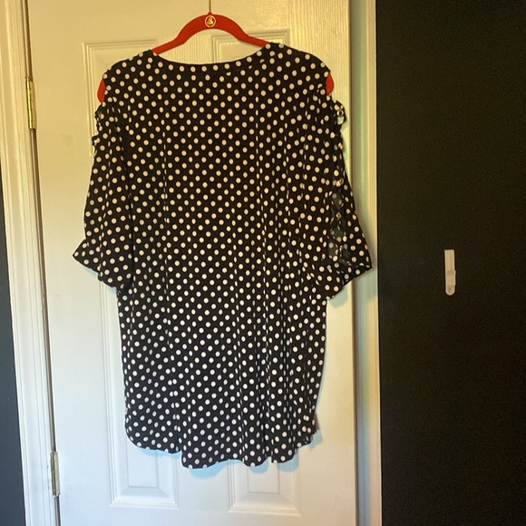 Tops - Picture 4 of 10